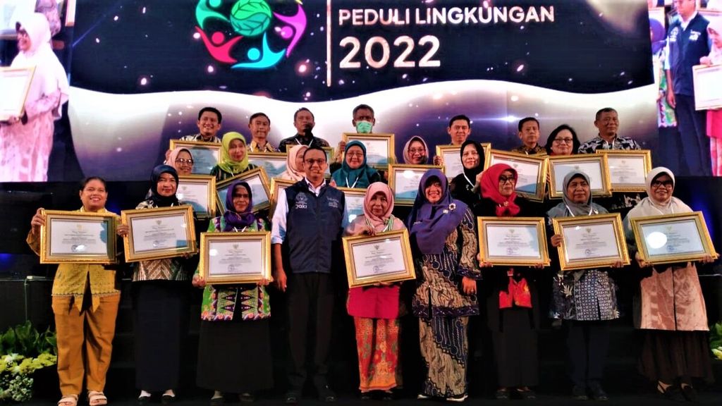 Gubernur DKI Jakarta Anies Baswedan berfoto dengan penerima penghargaan sekolah adiwiyata dalam acara Apresiasi Masyarakat Peduli Lingkungan 2022 di Ecovention Ancol, Jakarta Utara, Selasa (11/10/2022).