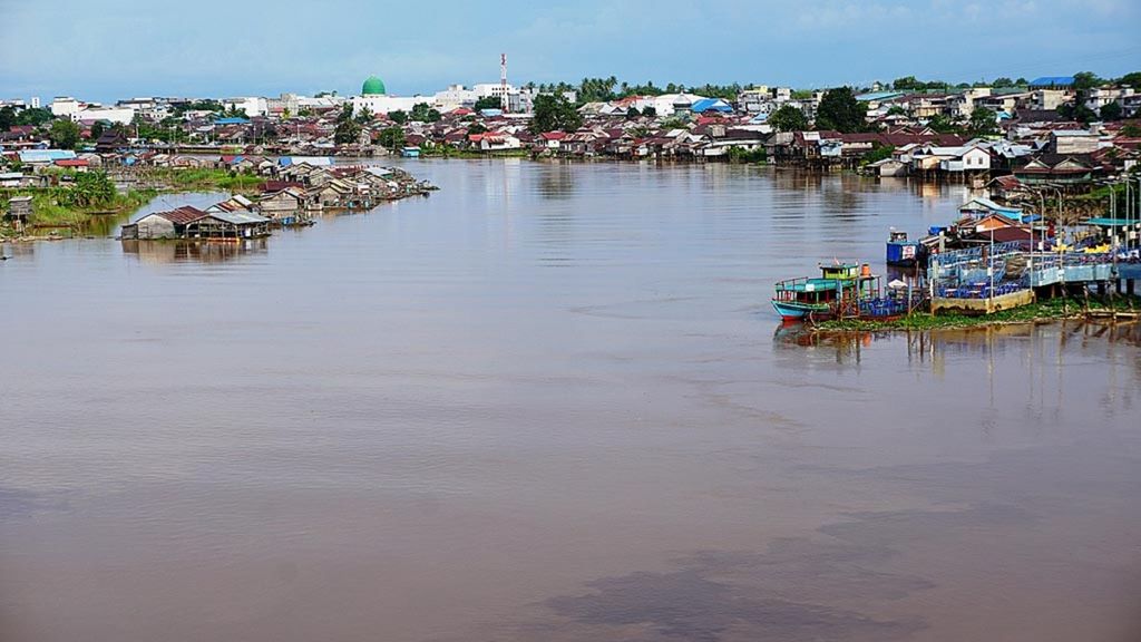 Rumah-rumah lanting berjejer di sepanjang Sungai Kahayan, Kota Palangkaraya, Kalimantan Tengah, Selasa (27/3/2018). Sebagian besar warga miskin di Kalimantan Tengah tinggal di pinggir sungai dengan rumah lanting atau rumah yang mengapung di atas air.