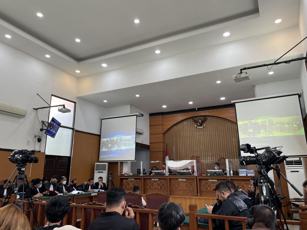 Suasana persidangan lanjutan perkara pembunuhan Brigadir J atau Nofriansyah Yosua Hutabarat dengan agenda pembacaan tuntutan terhadap terdakwa Ricky Rizal Wibowo dan Kuat Maruf, di Pengadilan Negeri Jakarta Selatan, Senin (16/1/2023).