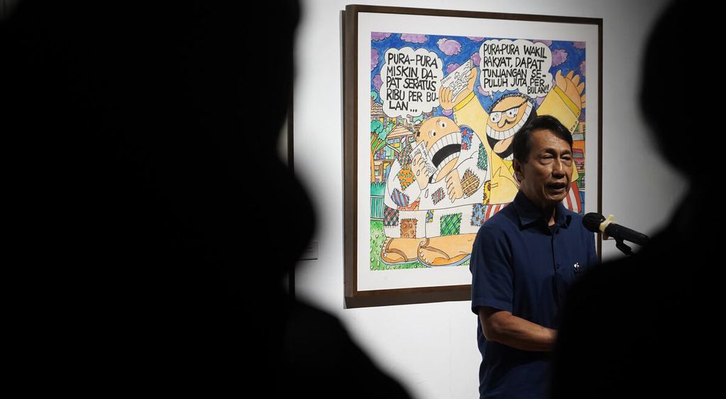 Kurator Bentara Budaya Jakarta, Efix Mulyadi, saat memberi sambutan pada pembukaan pameran komik strip dan komik tunggal karakter kartun Timun karya Rahmat Riyadi dengan judul Parodi Negeri Kami di Bentara Budaya Jakarta, Kamis (16/2/2023). 