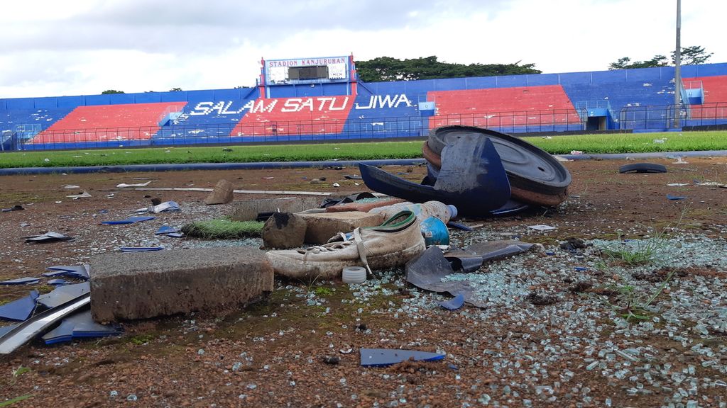 Situasi area dalam Stadion Kanjuruhan, Malang, Jawa Timur, Senin (31/10/2022), Pecahan kaca dan sepatu ditemukan di beberapa titik.