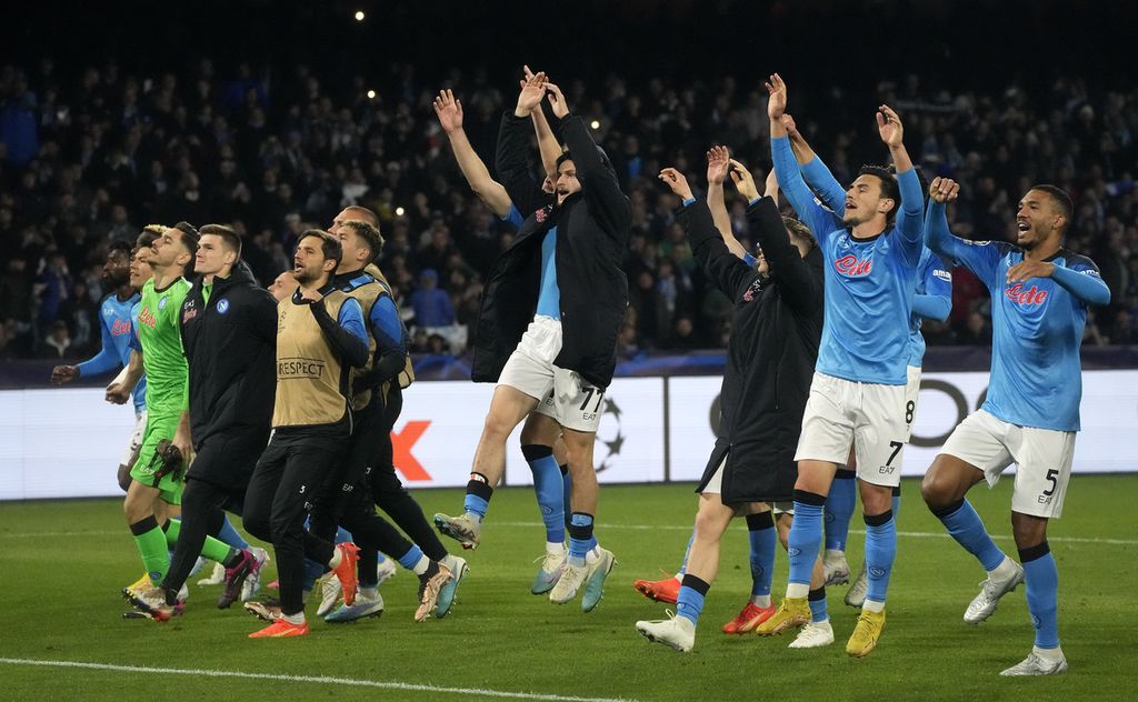 Para pemain Napoli merayakan kemenangan atas Eintracht Frankfurt, 3-0, seusai laga kedua babak 16 besar Liga Champions Eropa di Stadion Diego Armando Maradona, Napoli, Italia, Kamis (16/3/2023) dini hari WIB. Napoli lolos ke perempat final dengan agregat 5-0.