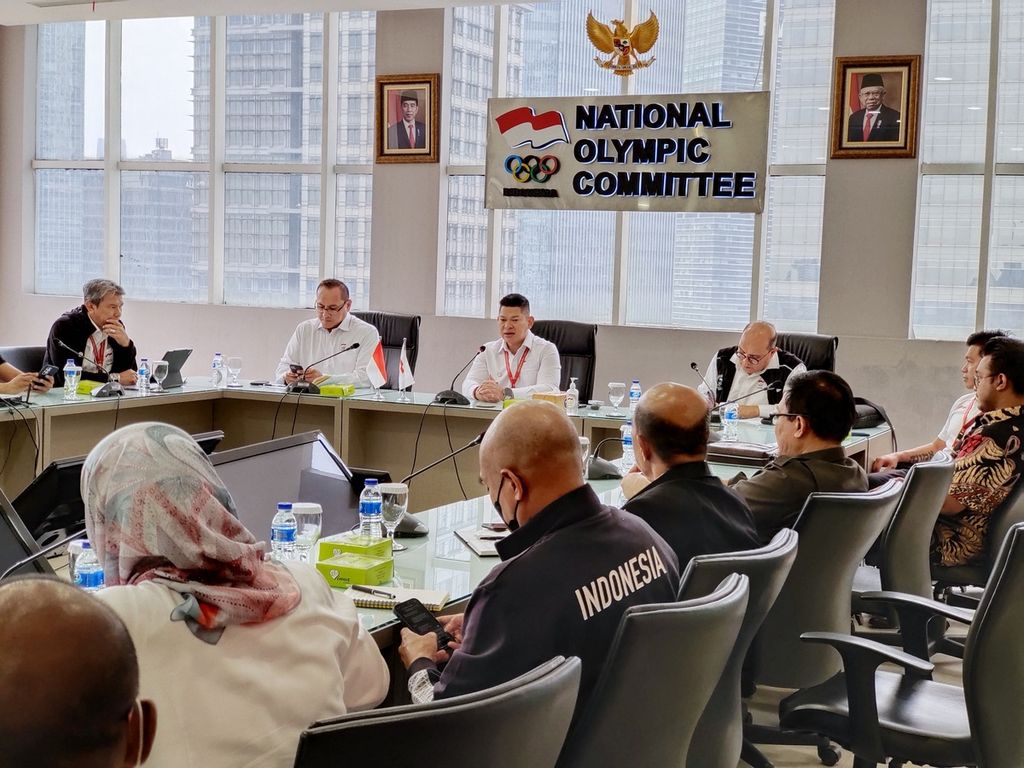 Rapat koordinasi antara Komite Olimpiade Indonesia (KOI) dan sejumlah pengurus induk cabang olahraga mengenai persiapan penyelenggaraan World Beach Games 2023 di Jakarta, Senin (12/9/2022). Rapat dipimpin Ketua KOI Raja Sapta Oktohari (tengah). 