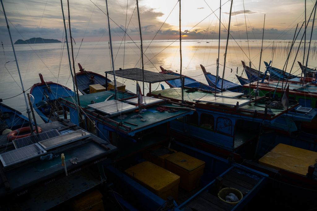 Kapal nelayan yang terbuat kayu, atau disebut juga pompong, berjejer di Pelabuhan Teluk Baruk, Desa Sepempang, Kecamatan Bunguran Timur, Kabupaten Natuna, Kepulauan Riau, Rabu (30/3/2022). 