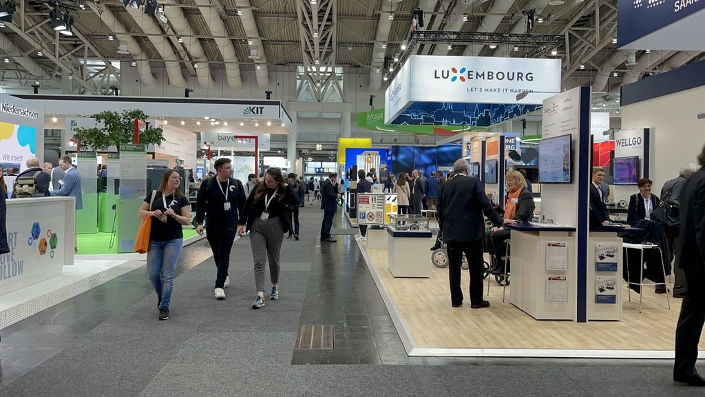 Pengunjung berkeliling di pameran teknologi industri Hannover Messe 2023 di Hannover Fairground, Hannover, Jerman, Selasa (18/4/2023). 