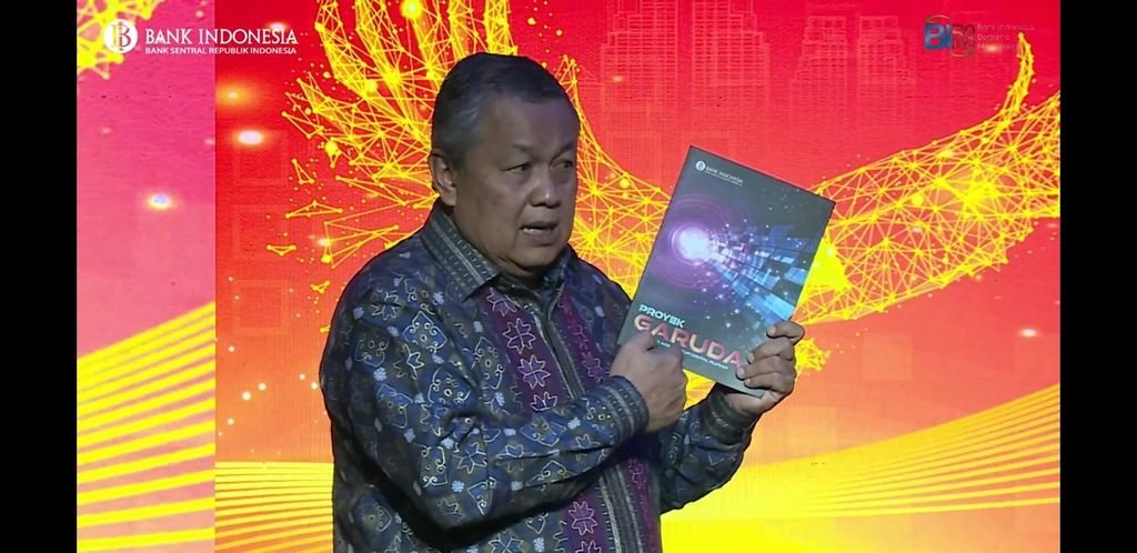 Gubernur Bank Indonesia (BI) Perry Warjiyo sedang menunjukkan dokumen<i> White Paper Rupiah Digital</i> yang dinamakan Proyek Garuda pada acara bincang-bincang Birama (BI Bersama Masyarakat) dengan judul “Meniti Jalan Menuju Rupiah Digital”, Jakarta, Senin (5/12/2022).