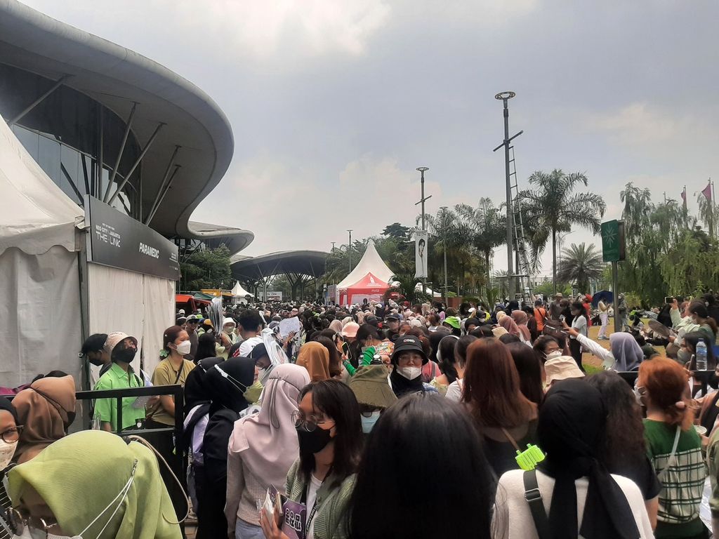 Penonton hari kedua konser NCT 127 memadati pintu masuk di ICE BSD, Kabupaten Tangerang, Banten, Sabtu (5/11/2022).