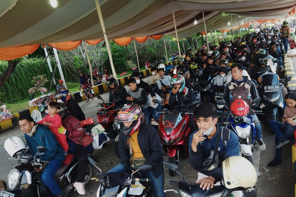 Pengendara roda dua menunggu di Dermaga 1 Pelabuhan Bakauheni, Lampung, Minggu (8/5/2022). 