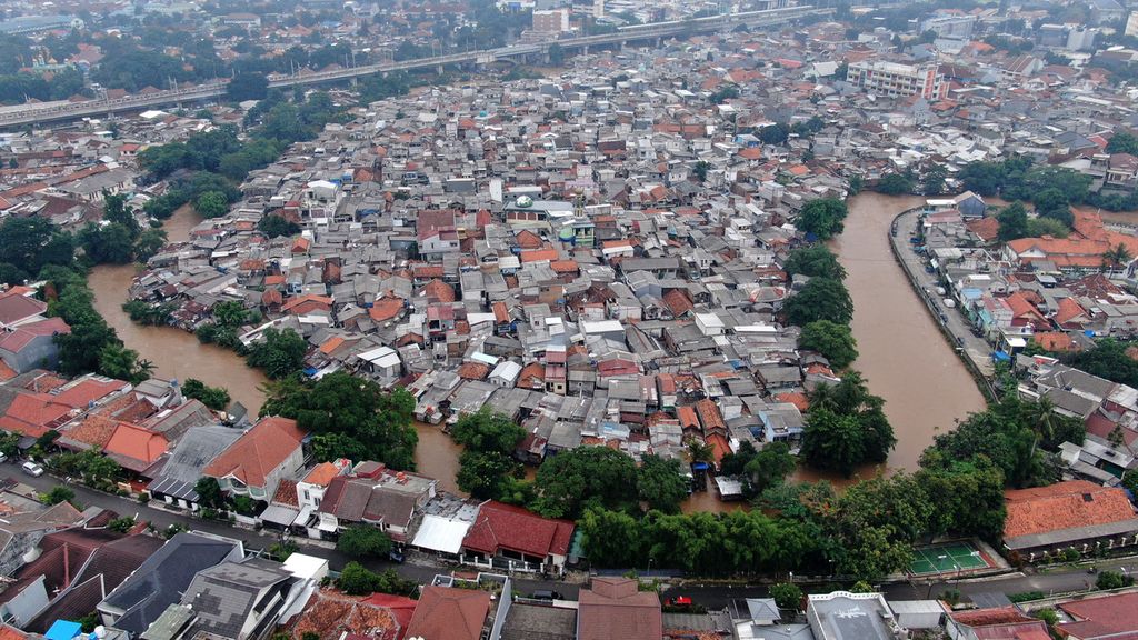 Perkampungan padat penduduk di Kampung Melayu, Jatinegara, Jakarta, yang berada di pinggir Sungai Ciliwung, Senin (10/10/2022). Sebagian rumah di perkampungan ini tergenang banjir akibat meluapnya Ciliwung.