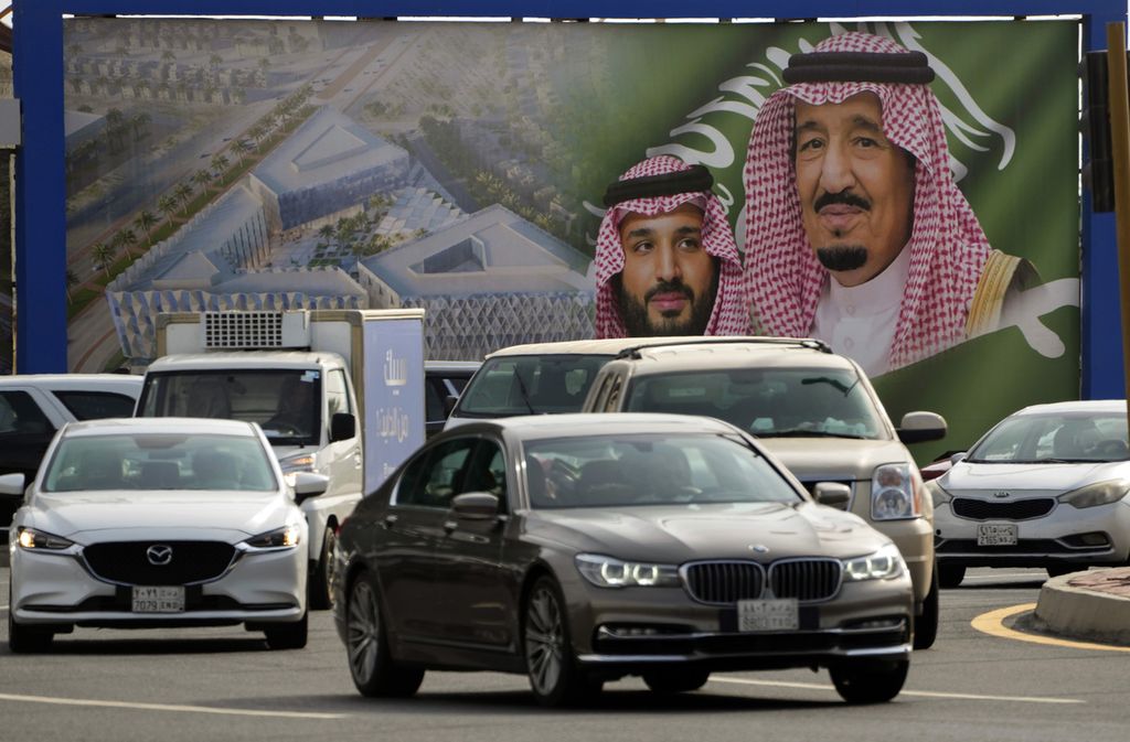 Poster raksasa yang memperlihatkan foto Raja Arab Saudi Salman bin Abdulaziz al-Saud (kanan) dan Putra Mahkota Pangeran Mohammed bin Salman di salah satu sudut kota Jeddah, Arab Saudi, Kamis (14/7/2022), menjelang kedatangan Presiden AS Joe Biden di negara itu. 