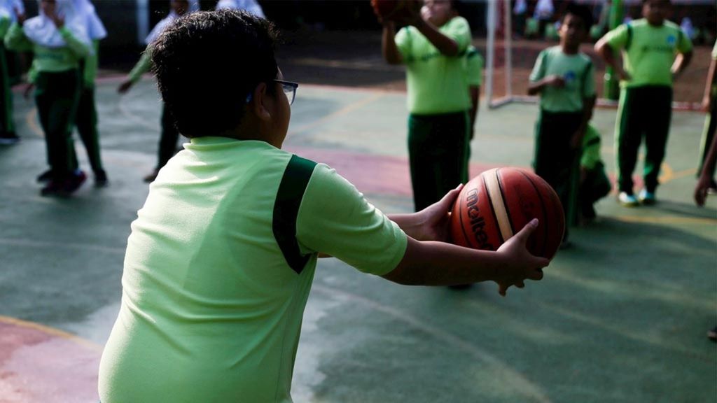 Siswa sebuah sekolah dasar di Tangerang Selatan, Banten mengikuti mata pelajaran Pendidikan Jasmani, Olahraga, dan Kesehatan di lapangan sekolah, Kamis (24/1/2019). Olahraga merupakan salah satu kegiatan luar ruang di sekolah yang bisa mengontrol obesitas pada anak.