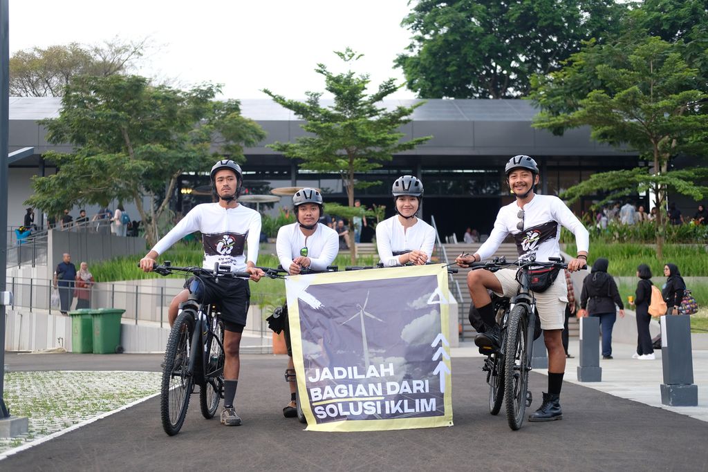 Pesepeda dari Greenpeace yang hendak berangkat ke Bali, (dari kiri ke kanan) Iman, Rafi, Kania, dan Eko, berpose dalam acara peluncuran "Chasing The Shadow" di Cibis Park, Jakarta Selatan, Minggu (16/10/2022). Greenpeace memulai kampanye krisis iklim dengan bersepeda ke tempat-tempat yang terdampak perubahan iklim, seperti Muara Baru dan Marunda. 