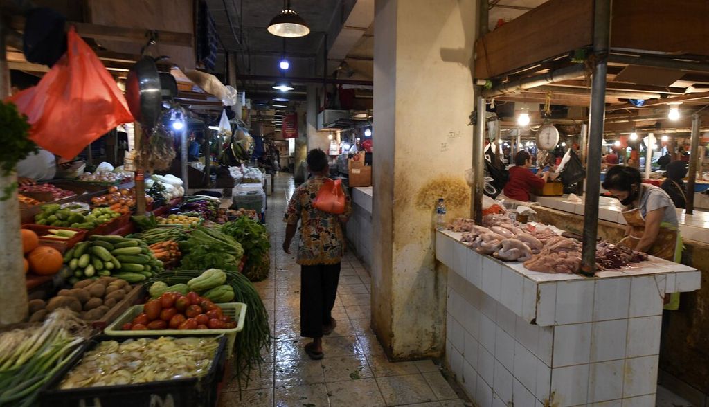 Pengunjung melewati salah satu lorong di Pasar Senen, Jakarta, Rabu (2/6/2021). Badan Pusat Statistik (BPS) mencatat tingkat inflasi pada Mei 2022  sebesar 0,4 persen secara bulanan dan 3,55 persen secara tahunan.