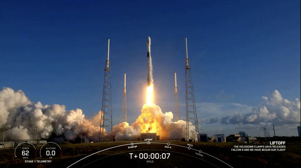 Tangkapan layar dari cuplikan video SpaceX menunjukkan roket Falcon 9 meluncurkan Korea Lunar Pathfinder Orbiter (KPLO) ke orbit Bulan dari Space Launch Complex 40 di Stasiun Peluncuran Luar Angkasa Cape Canaveral, Florida, Amerika Serikat, 4 Agustus 2022. 