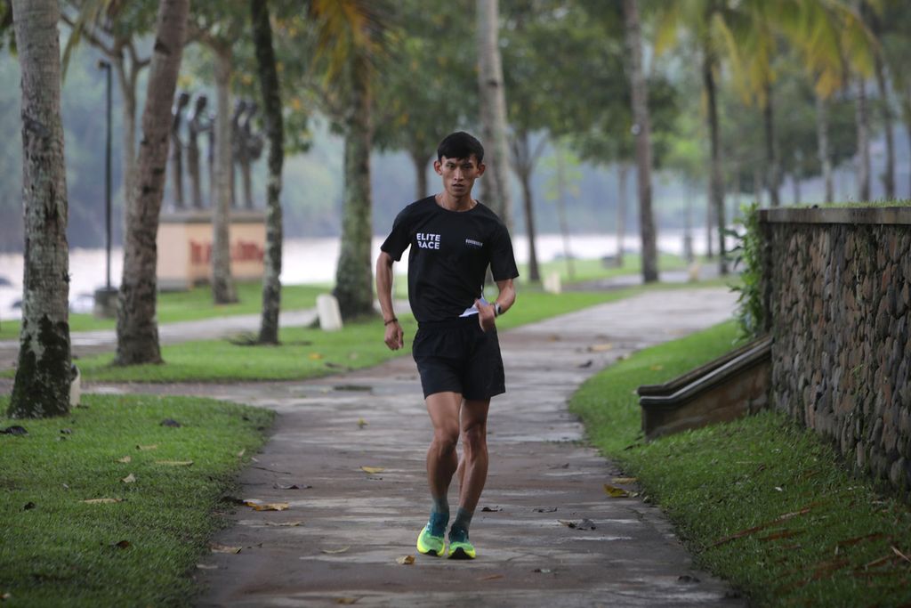 Hendro, salah satu peserta Borobudur Marathon 2022 Powered by Bank Jateng kategori <i>elite race,</i> berlatih di Kompleks Hotel Puri Asri, Magelang, Jawa Tengah, Jumat (11/11/2022). 