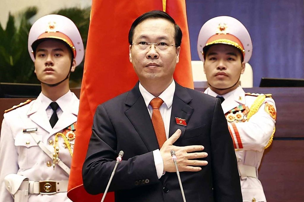 Foto yang diambil dan dirilis Vietnam News Agenvy pada 2 Maret 2023 ini menunjukkan Presiden Vietnam yang baru Vo Van Thuong diambil sumpahnya saat pertemuan luar biasa di Majelis Nasional. Ia menggantikan mantan Presiden Nguyen Xuan Phuc yang mundur terkait tuduhan korupsi. 