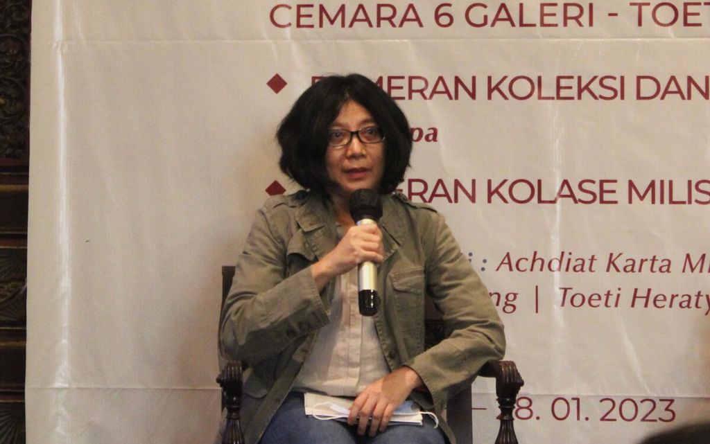 Sastrawan dan kolumnis Linda Christanty menghadiri bincang-bincang pemeran seni kolase “Cutting Cyclus” di Auditorium Cemara 6 Galeri di Museum Toeti Heraty, Jakarta, Sabtu (14/1/2023).