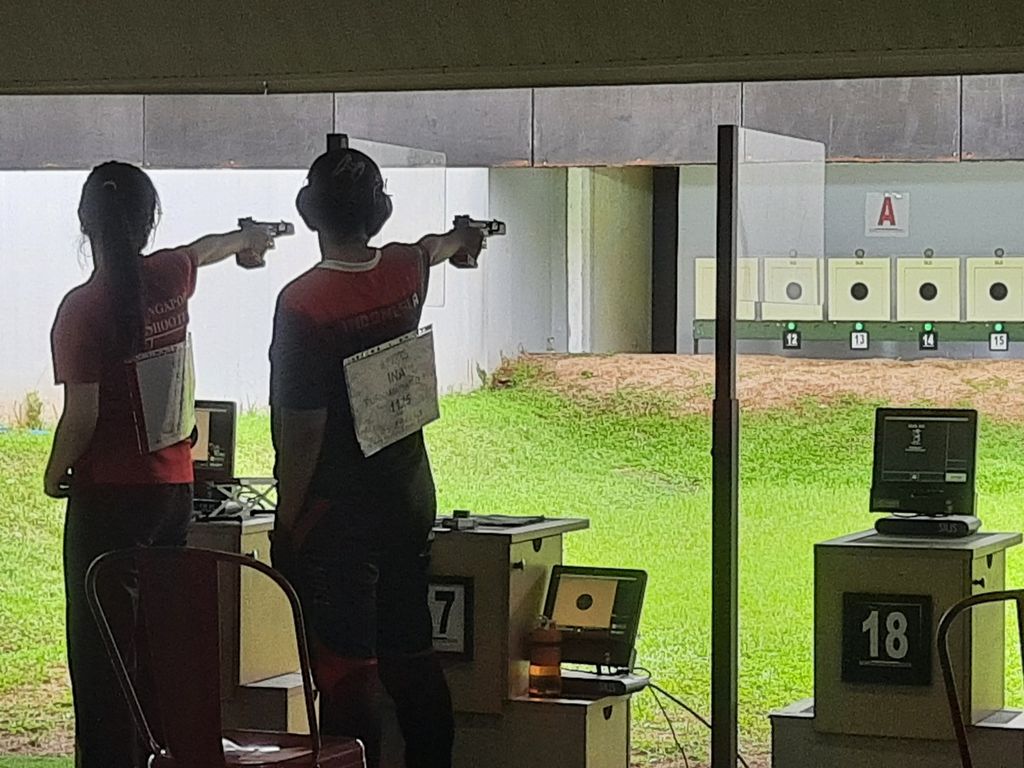 Petembak Indonesia, Dwi Yulia Purnamawati, tampil dalam prakualifikasi nomor tunggal putri pistol 25 meter Piala Dunia Menembak Senapan dan Pistol ISSF 2023 di Lapangan Tembak, Senayan, Jakarta, Kamis (2/2/2023). Dwi berada pada urutan ke-26 dengan skor akhir 278-5x.