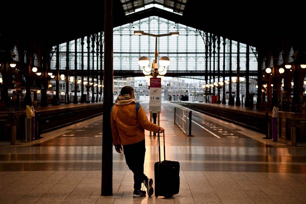 Seorang calon penumpang menanti kereta di Stasiun Gare du Nord yang lengang akibat pemogokan nasional para pekerja sebagai protes terhadap pemerintah terkait reformasi usia pensiun, 23 Maret 2023. 