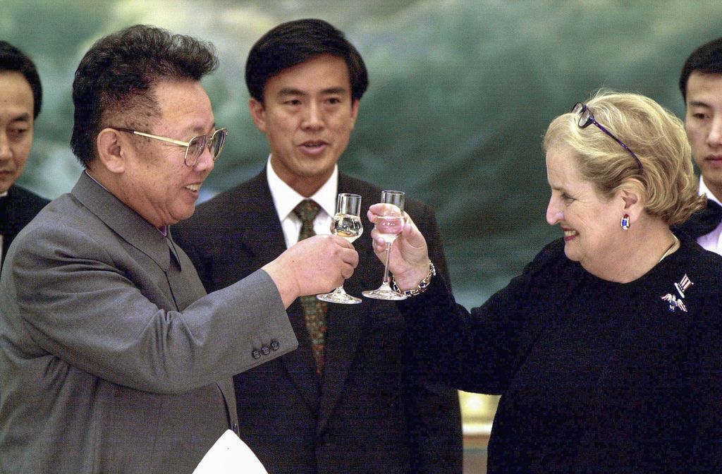 Pemimpin Korea Utara Kim Jong Il (kiri) bersulang dengan Menlu AS Madeleine Albright dalam sesi makan malam di Pyongyang, Korea Utara, 24 Oktober 2000. 