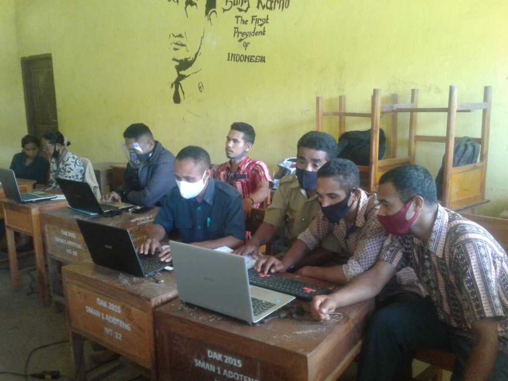 Guru honorer di daerah pedalaman berjibaku belajar internet seperti terlihat pada  SMA Negeri Adonara Tengah, Flores Timur, Nusa Tenggara Timur. Mereka tidak memiliki fasilitas komputer dan ponsel android.