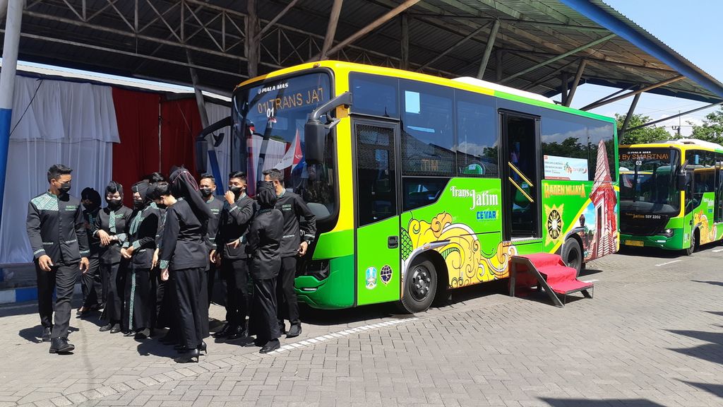 Bus Trans Jatim mulai dioperasikan untuk melayani transportasi umum di wilayah aglomerasi Surabaya, Sidoarjo, dan Gresik, Jumat (19/8/2022). 