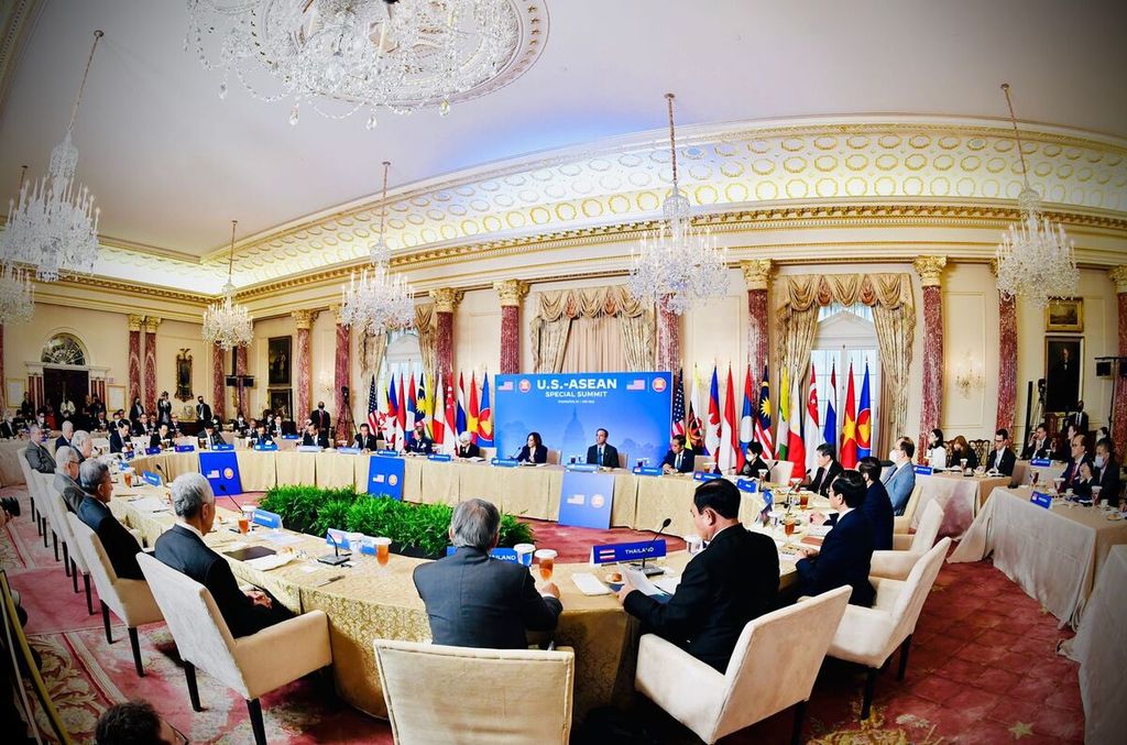 Presiden Joko Widodo dan para pemimpin negara ASEAN mendiskusikan isu kesehatan global dan keamanan maritim dalam working lunch dengan Wakil Presiden Amerika Serikat (AS) Kamala Harris, Jumat (13/5/2022), di Departemen Luar Negeri AS, Washington DC.