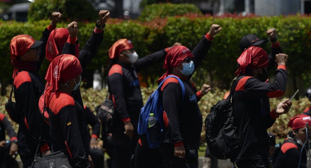 Para buruh yang tergabung dalam Federasi Serikat Pekerja Metal Indonesia (FSPMI) menggelar aksi menyuarakan penetapan upah minimum tahun 2022 di kawasan Silang Monas, Jakarta, Selasa (9/11/2021). 