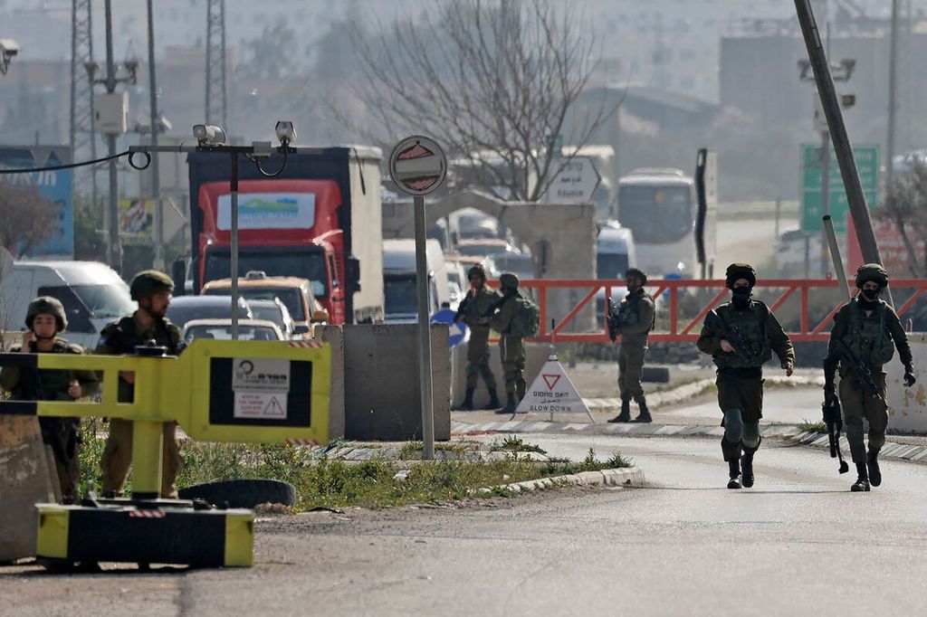 Aparat keamanan Israel memeriksa kendaraan-kendaraan yang akan melintas di pos pemeriksaan Hawara, gerbang selatan menuju Nablus, wilayah pendudukan Tepi Barat, Minggu (26/2/2023). 