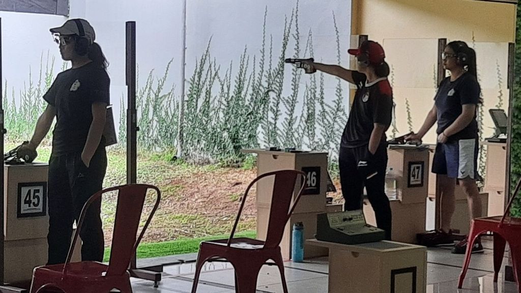 Atlet pistol Indonesia, Talitha Judith Almira, tengah menembak papan target dalam prakualifikasi nomor tunggal putri pistol 25 meter Piala Dunia Menembak Senapan dan Pistol ISSF 2023 di Lapangan Tembak, Senayan, Jakarta, Kamis (2/2/2023). Ia berada di urutan teratas dengan total skor 292-10x. 