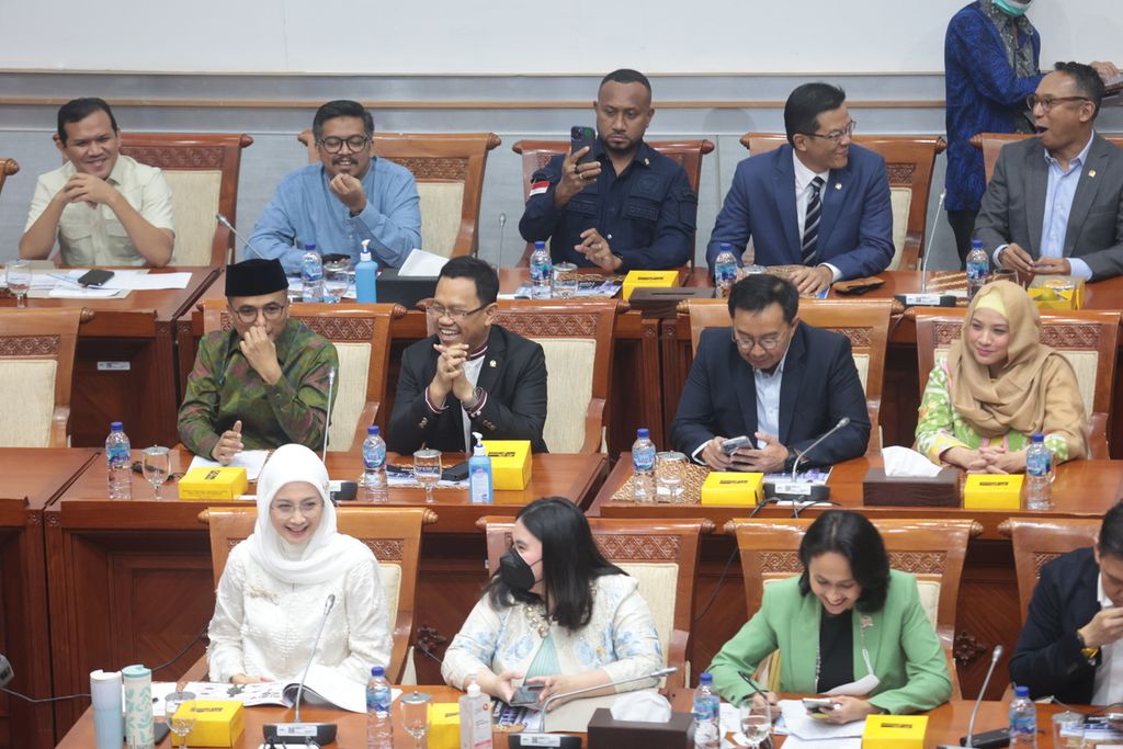 Anggota Komisi I DPR mengikuti uji kelayakan dan kepatutan calon Panglima TNI Laksamana Yudo Margono di Kompleks Parlemen, Senayan, Jakarta, Jumat (2/12/2022).