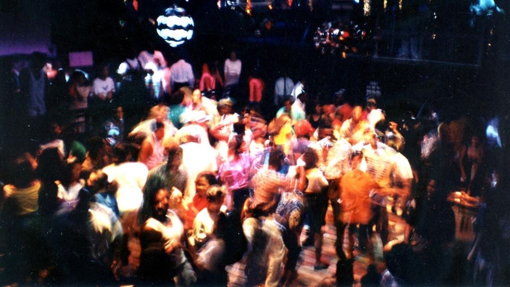 Suasana lantai salah satu bar di Jakarta padat oleh para pelanggan yang asyik berajojing hingga pagi.