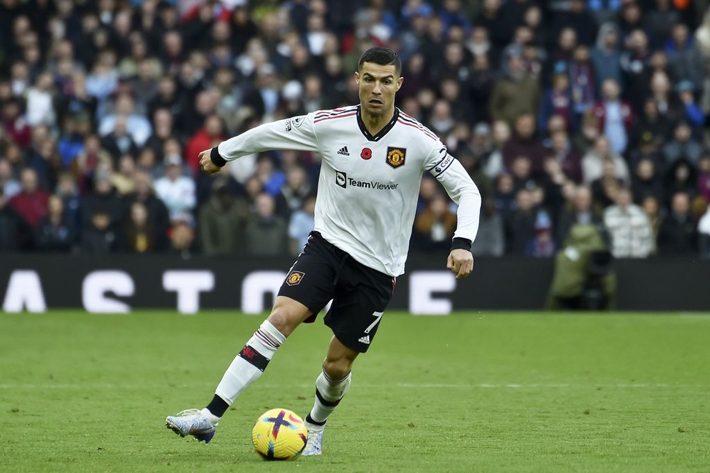 Pemain Manchester United Cristiano Ronaldo menggiring bola saat melawan Aston Villa pada laga Liga Inggris di Stadion Villa Park, Birmingham, Minggu (6/11/2022) 