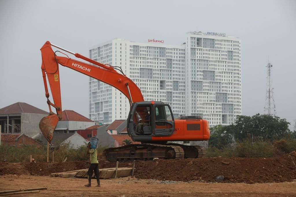 Aktivitas pembangunan kawasan properti terlihat di kawasan properti Sumarecon Bekasi, Jawa Barat, Senin (28/10/2019). Pertumbuhan kawasan satelit Jakarta terus berkembang seiring semakin tingginya harga properti di ibukota.