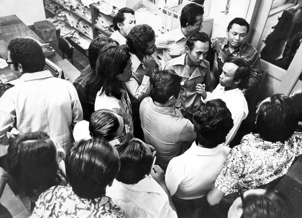 Suasana saat harian <i>Kompas </i>dibredel oleh pemerintah pada tahun 1978, <i>Kompas </i>tak boleh terbit selama dua minggu karena nekat memberitakan demonstrasi mahasiswa. Dalam foto, wartawan St Sularto (dikerubungi, berbaju putih), Purnama K (di belakang Sularto), Indrawan Sasongko (wajah menghadap Sularto. 