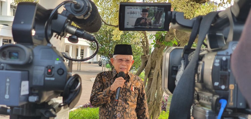 Wakil Presiden Ma’ruf Amin memberikan keterangan kepada wartawan seusai memimpin rapat Komisi Pengarah Reformasi Birokrasi Nasional (KPRBN) di Istana Wapres, Jakarta, Kamis (12/1/2023).