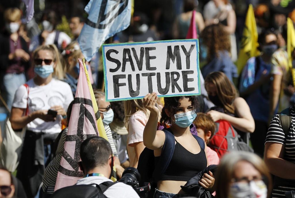 Para aktivis kelompok Extinction Rebellion berkumpul di di Lapangan Parlemen, pusat kota London, Inggris dalam aksi krisis iklim, Selasa (1/9/2020). 