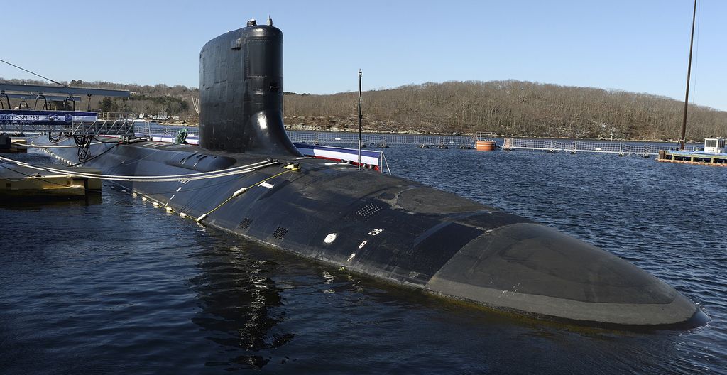 Dalam foto yang dirilis pada 17 Maret 2018 tampak USS Colorado, salah satu kapal selam bertenaga nuklir AS dari kelas Virginia tengah berlabuh di Pangkalan Kapal Selam di New London, Groton, Connecticut.