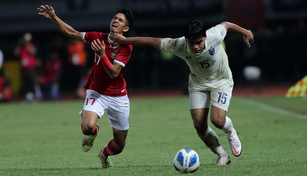 Bek tengah tim Thailand U-19, Bukkoree Lemdee (kanan), berusaha melewati kawalan penyerang sayap Indonesia U-19, Subhan Fajri, dalam laga penyisihan Grup A Piala AFF U-19 2022 di Stadion Patriot Chandrabhaga, Bekasi, Jawa Barat, Rabu (6/7/2022).
