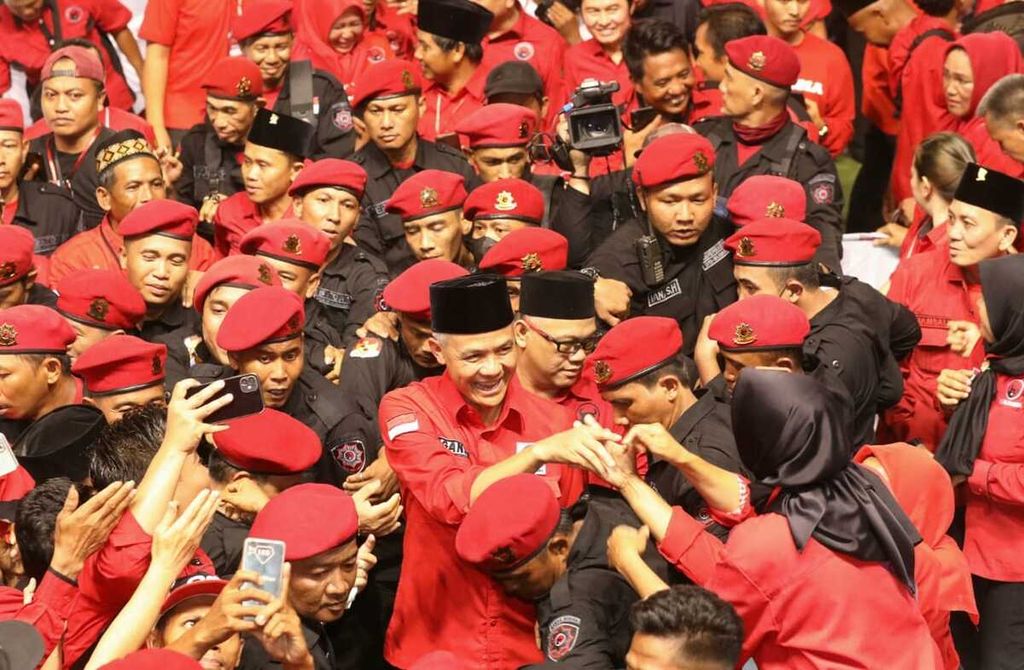 Bakal calon presiden Ganjar Pranowo saat mengikuti acara konsolidasi pemenangan Pilpres 2024 yang diselenggarakan DPD PDI Perjuangan Sumatera Selatan di GOR Dempo, Palembang, Sumsel, Sabtu (20/5/2023).