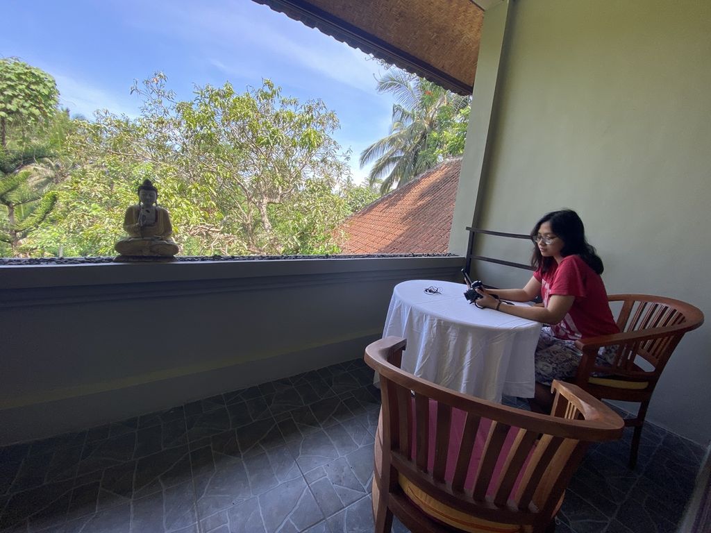 Penghuni penginapan bekerja dari jarak jauh di Desa Ubud, Kecamatan Ubud, Kabupaten Gianyar, Bali, Selasa (22/3/2022). Program bekerja dari Bali yang dicanangkan pemerintah membantu meningkatkan tingkat keterisian di hotel dan penginapan.