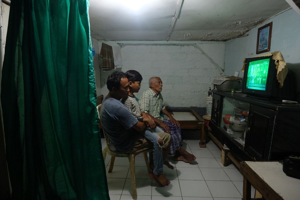 Warga menonton siaran televisi analog di Jalan Gelora 8, Jakarta Selatan, Rabu (2/11/2022). 