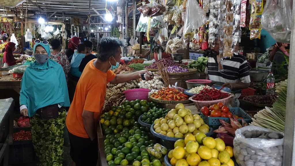 Aktivitas warga membeli kebutuhan sehari-hari di Pasar Kranji Baru, Kota Bekasi, Jawa Barat, Senin (4/4/2022). 