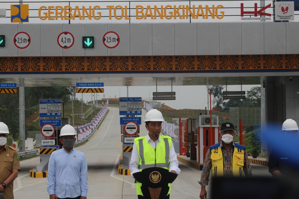 President Joko Widodo delivers a speech while inaugurating the Pekanbaru-Padang Toll Road Section of Pekanbaru-Bangkinang, Riau Province, Wednesday (4/1/2023). The Pekanbaru-Bangkinang Toll Road is expected to trigger the emergence of a new economic zone in Riau.