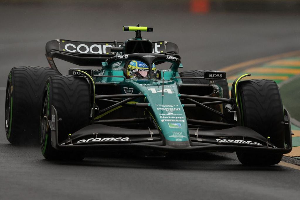 Pebalap Aston Martin, Fernando Alonso, mengikuti latihan bebas Formula 1 seri Australia, 31 Maret 2023.