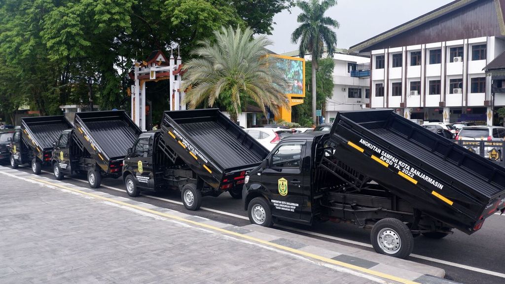 Bantuan mobil pikap angkutan sampah parkir di depan Balai Kota Banjarmasin, Kalimantan Selatan, Selasa (24/1/2023). Bantuan mobil tersebut diserahkan pemerintah kota kepada pemerintah kecamatan untuk mendukung gerakan bersih-bersih kolong rumah dari sampah plastik.