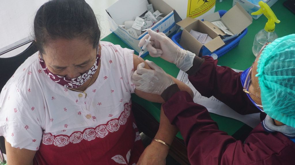 Seorang warga lansia menerima vaksinasi penguat (<i>booster</i>) Covid-19 di RSUD Ibu Fatmawati Soekarno, Kota Surakarta, Jawa Tengah, Jumat (14/1/2021). Ini merupakan hari pertama digelarnya vaksinasi penguat di kota tersebut. Target sasaran awal terdiri atas 55.000 orang lansia.