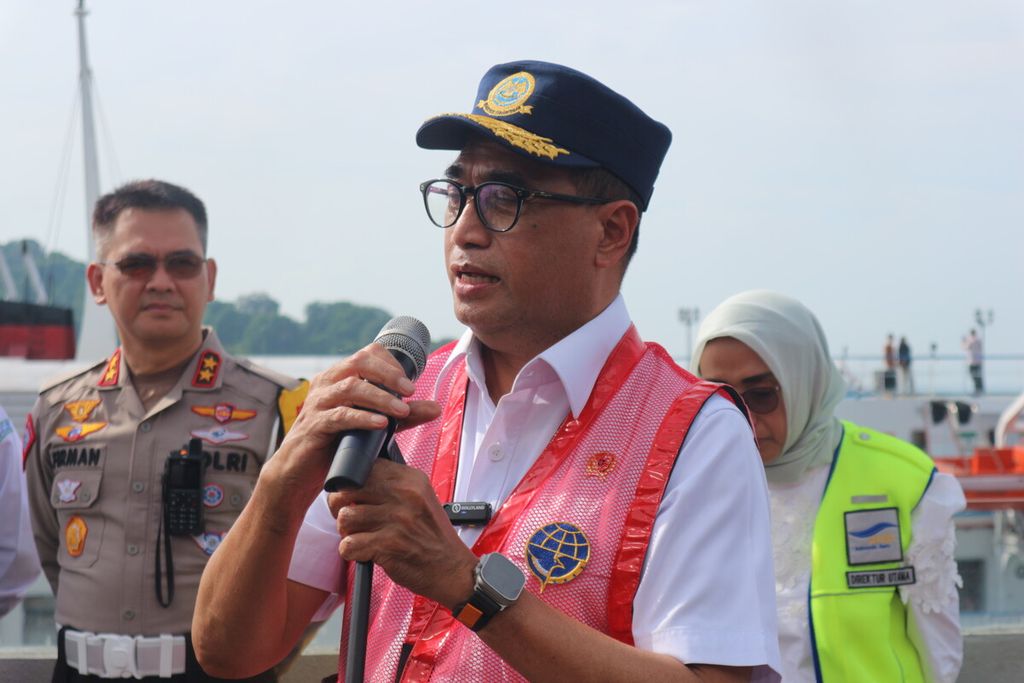 Menteri Perhubungan Budi Karya Sumadi saat berkunjung di Pelabuhan Merak, Sabtu (24/12/2022), meminta maaf soal insiden kecelakaan mobil tercebur yang terjadi di Dermaga II, Pelabuhan Merak, Jumat (23/12/2022).