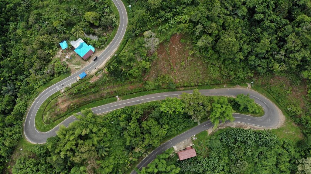 Jalan berkelok trans-Flores di Liang Ndara, Sano Nggoang, Kabupaten Manggarai Barat, Nusa Tenggara Timur, 2018. 