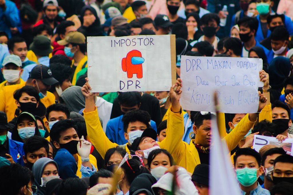 Ribuan mahasiswa dan buruh berkumpul di Halaman Kantor DPRD Sumatera Selatan Di Palembang, Kamis (8/10/2020). Mereka menuntut DPRD Sumsel menyampaikan aspirasi mereka menolak RUU Cipta Kerja. Mereka menilai RUU ini akan merugikan buruh.